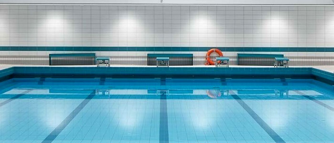 Piscina coperta con vasca in calcestruzzo impermeabilizzato